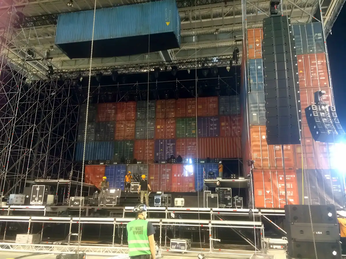 Montaje de escenario en pabellón: estructura, line arrays y contenedores